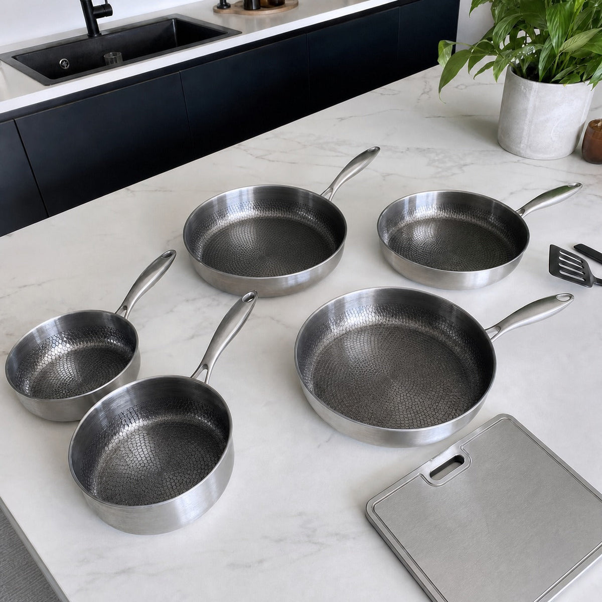 Handgehamerde titanium multi-pannenset met snijplank (5 pannen, 20–25 cm)