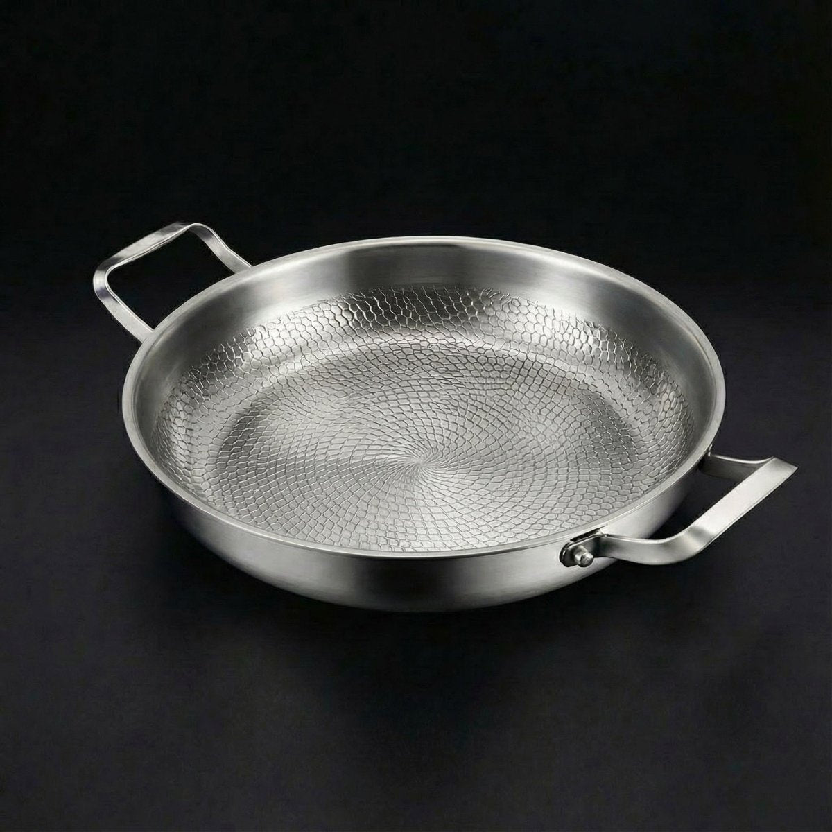 Gehamerde Titanium pan met twee Handgrepen