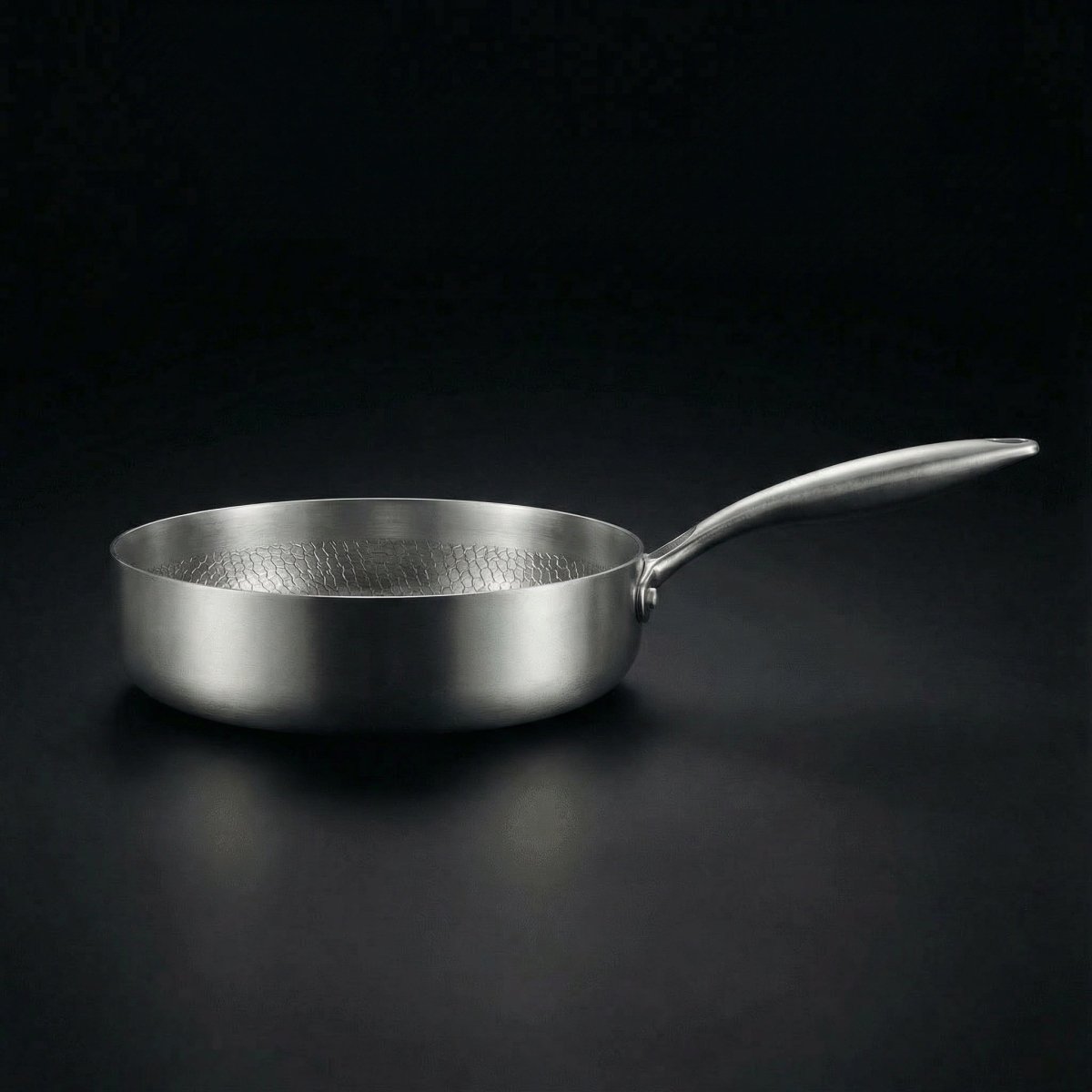 Gehamerde Titanium pan met Hoge Rand