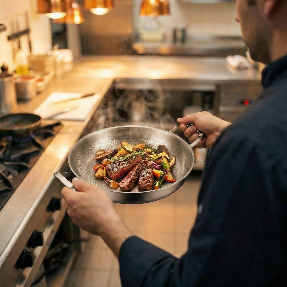 Gehamerde Titanium pan met twee Handgrepen